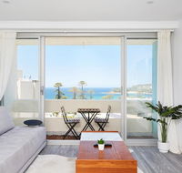 Panoramic Ocean Views in Stylish Manly Apartment - Hotel Accommodation