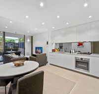 Peaceful Water-side Retreat With Huge Courtyard. - Hotel Accommodation