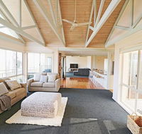 Pelican Lake Holiday House - Hotel Accommodation