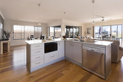 Pelican Landing - Stunning Lake King Views - Hotel Accommodation 1
