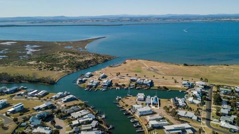 Pelican Landing - Stunning Lake King Views - Hotel Accommodation 0