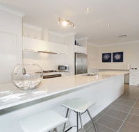 Penguin 4 Bedroom House by Shoalwater Executive Homes - Hotel Accommodation