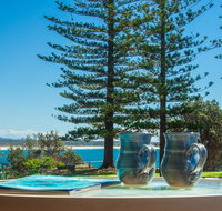 PERFECTLY POSITIONED BEACHFRONT APARTMENT-GREAT LOCATION WITH OCEAN VIEWS - Hotel Accommodation