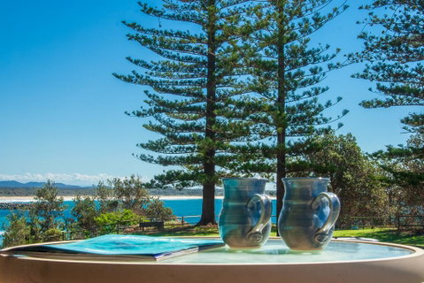 PERFECTLY POSITIONED BEACHFRONT APARTMENT-GREAT LOCATION WITH OCEAN VIEWS - Hotel Accommodation 0