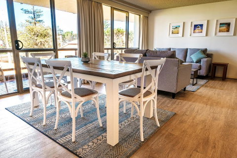 PERFECTLY POSITIONED BEACHFRONT APARTMENT-GREAT LOCATION WITH OCEAN VIEWS - Hotel Accommodation 2
