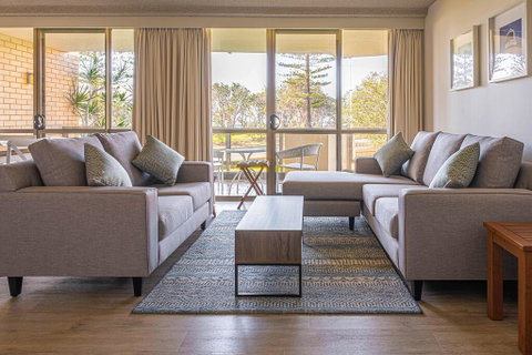 PERFECTLY POSITIONED BEACHFRONT APARTMENT-GREAT LOCATION WITH OCEAN VIEWS - Hotel Accommodation 3