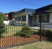 Pet Friendly home walking distance to Surf Beach - North St Woorim - Hotel Accommodation