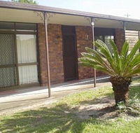 Pet friendly lowset home with room for a boat Wattle Ave Bongaree - Hotel Accommodation