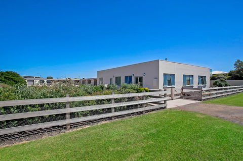 Peterborough House Motel - Hotel Accommodation 1