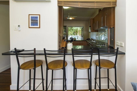 Picnic Bay Apartments Unit 4 - Hotel Accommodation 2