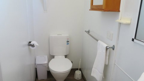 Picnic Bay Chalet Unit 2 - Hotel Accommodation 3
