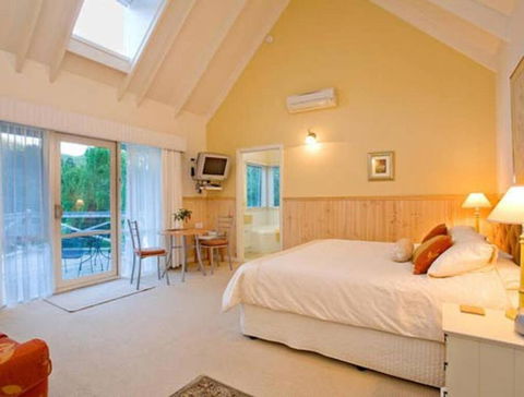 PLUM TREE STUDIO - Couples Lakeside Spa Retreat - Hotel Accommodation 0