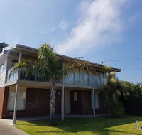 Portarlington beach shack 50 metres to the water - Hotel Accommodation