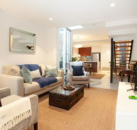 Quiet Family Home With Garden Courtyard Near Cafes - Hotel Accommodation