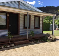 Rail Trail Cottage - Hotel Accommodation