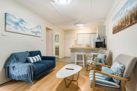 Rare! Modern Unit With Private Fenced Garden Close To The Beach PC4 - Hotel Accommodation 0