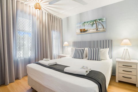 Rare! Modern Unit With Private Fenced Garden Close To The Beach PC4 - Hotel Accommodation 1