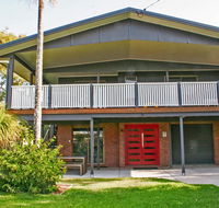 Red Door Beach House - Marcoola Beach - PET FRIENDLY FOXTEL WIFI 500 BOND Linen Supplied - Hotel Accommodation