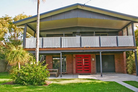 Red Door Beach House - Marcoola Beach - PET FRIENDLY, FOXTEL, WIFI, 500 BOND, Linen Supplied - Hotel Accommodation 0