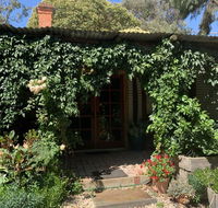 Red Hill Cottage - Hotel Accommodation