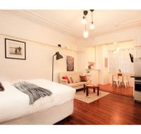 Renovated Art Deco Studio Minutes From The City - Hotel Accommodation