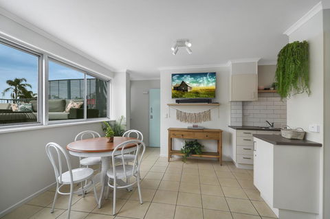 Renovated Moololaba Unit 100m To Beach - Hotel Accommodation 3