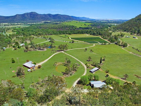 Rosa Estate In Broke - Two 3br House In Walking Distance To Cellar Doors - Hotel Accommodation 1