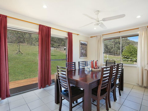 Rosa Estate In Broke - Two 3br House In Walking Distance To Cellar Doors - Hotel Accommodation 3