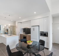 Round About Bulimba - Executive 3BR Bulimba apartment near Oxford St shops and restaurants - Hotel Accommodation