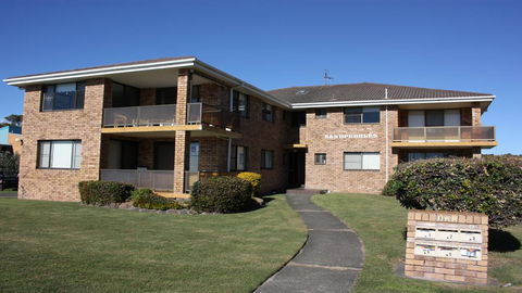 Sandpebbles 1 - Pebbly Beach - Hotel Accommodation 0