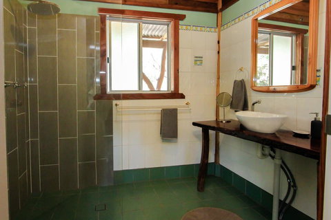 Shady Creek Eco Cabin, Peaceful Country Getaway - Hotel Accommodation 3