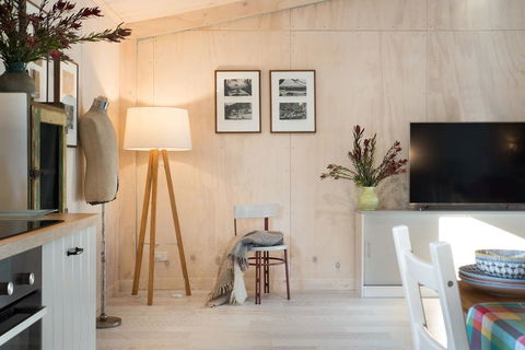 Shillings And Pence - Hotel Accommodation 1