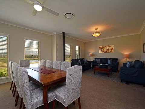 Silver Springs Estate 4br House + 6br House With Wifi, Pool. Fireplace, Views, Olives And Space - Hotel Accommodation 3