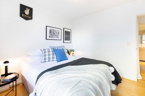 Sleek Modern Apartment Close To Everything - Hotel Accommodation 1