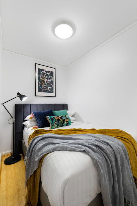 Sleek Modern Apartment Close To Everything - Hotel Accommodation 3