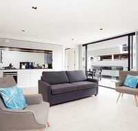 Sleek modern apartment in the heart of Manly - Hotel Accommodation