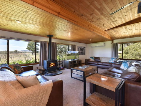 Soldiers Cottage Picturebook Vineyard Home - Hotel Accommodation 1