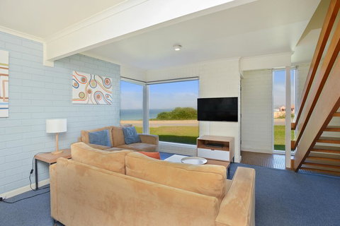South Seas Beachfront Apartments - Hotel Accommodation 3