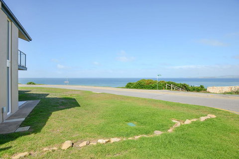 South Seas Beachfront Apartments - Hotel Accommodation 1