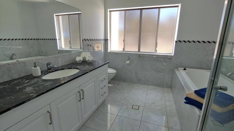 Spacious 2 Bedroom Unit, Private Bath, Kitchen, RV Parking On 5 Acres, 10 Min To Fraser Island Barge - Hotel Accommodation 2