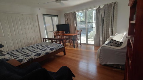 Spacious 2 Bedroom Unit, Private Bath, Kitchen, RV Parking On 5 Acres, 10 Min To Fraser Island Barge - Hotel Accommodation 3