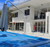 Spacious 2 bedroom unit private bath kitchen RV parking on 5 acres 10 min to Fraser Island barge - Hotel Accommodation