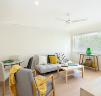 Spacious and Bright Apartment Minutes to the Beach - Hotel Accommodation