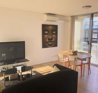 Spacious One Bedroom Apartment in Marrickville - Hotel Accommodation