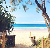 Steps from Mudjimba Beach 3 BR Apt Sunshine Coast with WIFIPoolParking - Hotel Accommodation