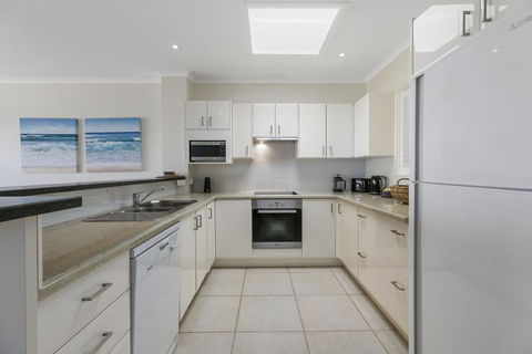 Stunning Top Floor Sunshine Beach Getaway! Unit 7 Vista Pacific 12 Bryan Street - Hotel Accommodation 3