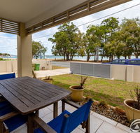 Stunning Waterfront Home with pool - Sylvan Beach Esp Bellara - Hotel Accommodation