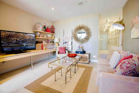 Stylish 1 Bedroom Apartment Amazing City Views - Hotel Accommodation 2