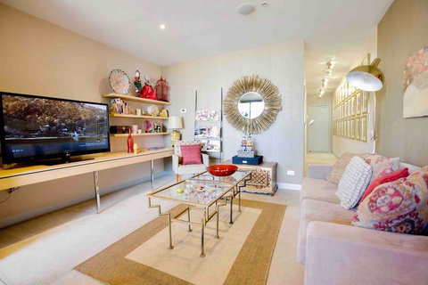 Stylish 1 Bedroom Apartment Amazing City Views - Hotel Accommodation 2