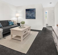Stylish Split Level Apartment 13 Minutes From City - Hotel Accommodation